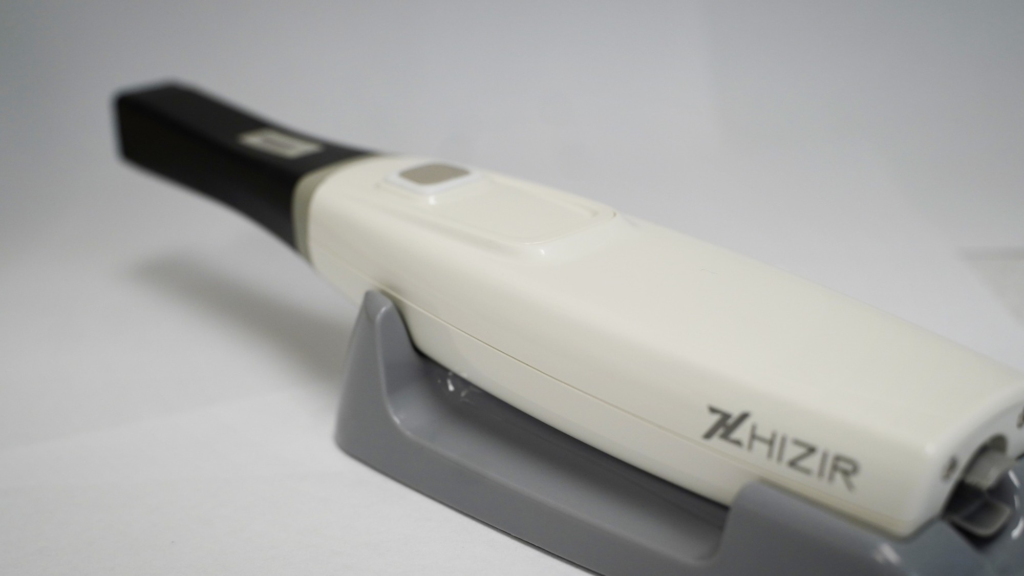 HiZir Intraoral Scanner handpiece and docking cradle